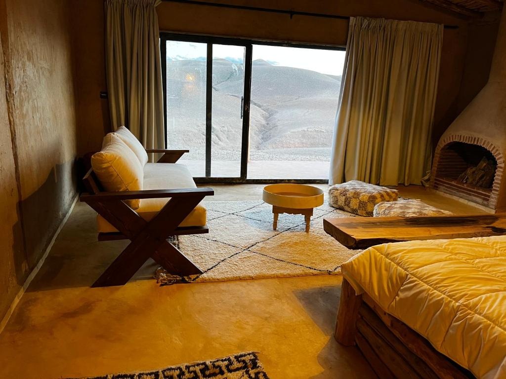 Alkamar Camp Agafay — piscine panoramique face à l'Atlas